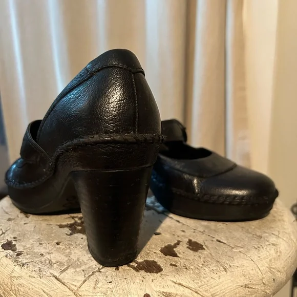 Women’s 7. Clark indigo Black Leather Mary Jane. 2 1/2” chunky heel. - Picture 3 of 4
